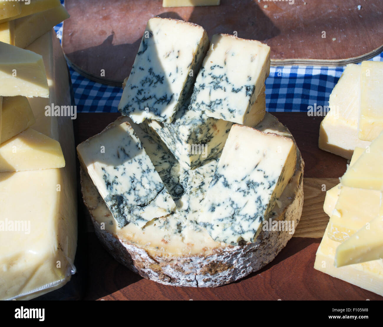 Le fromage stilton bleu en vente au marché de la gare de Tynemouth, North Tyneside, Angleterre, RU Banque D'Images