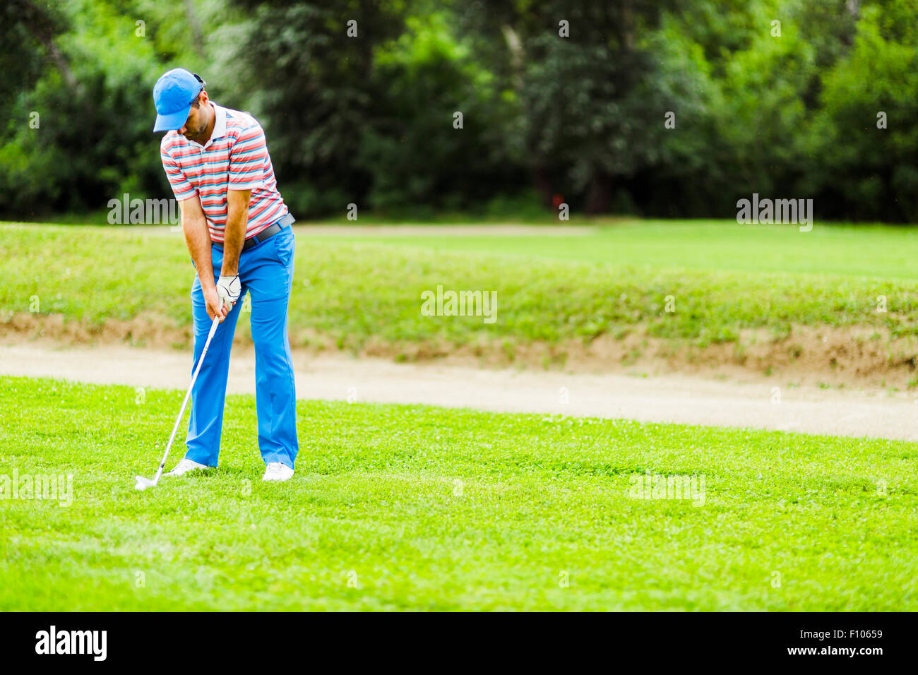La pratique de la concentration et golfeur avant et après coup par une belle journée ensoleillée Banque D'Images