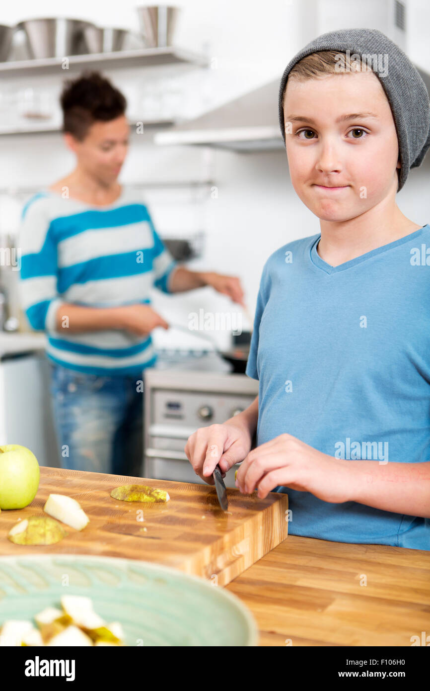 La mère et le fils dans la cuisine préparer les repas ensemble Banque D'Images