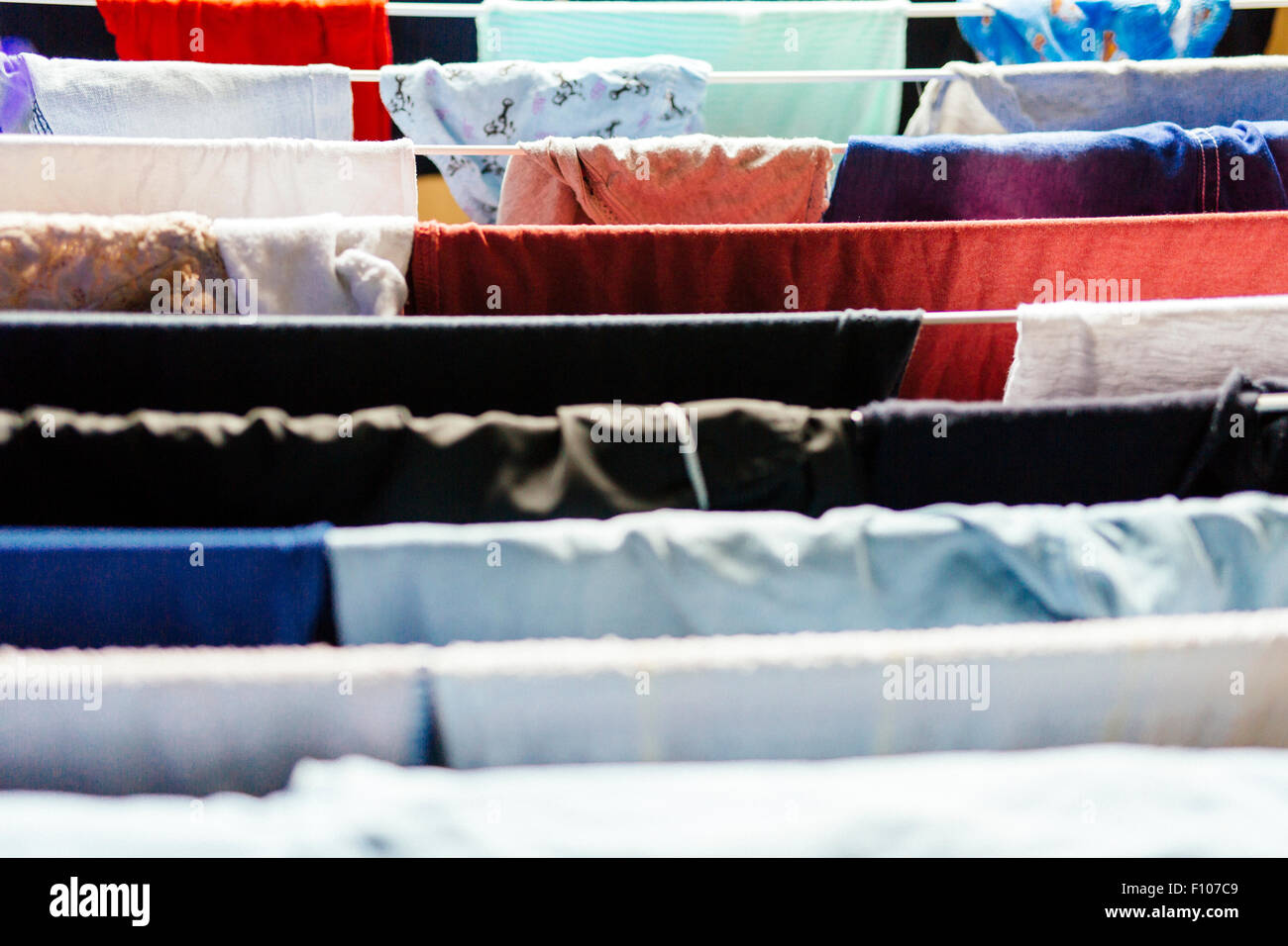 Blanchisserie coloré pendu pour sécher Banque D'Images
