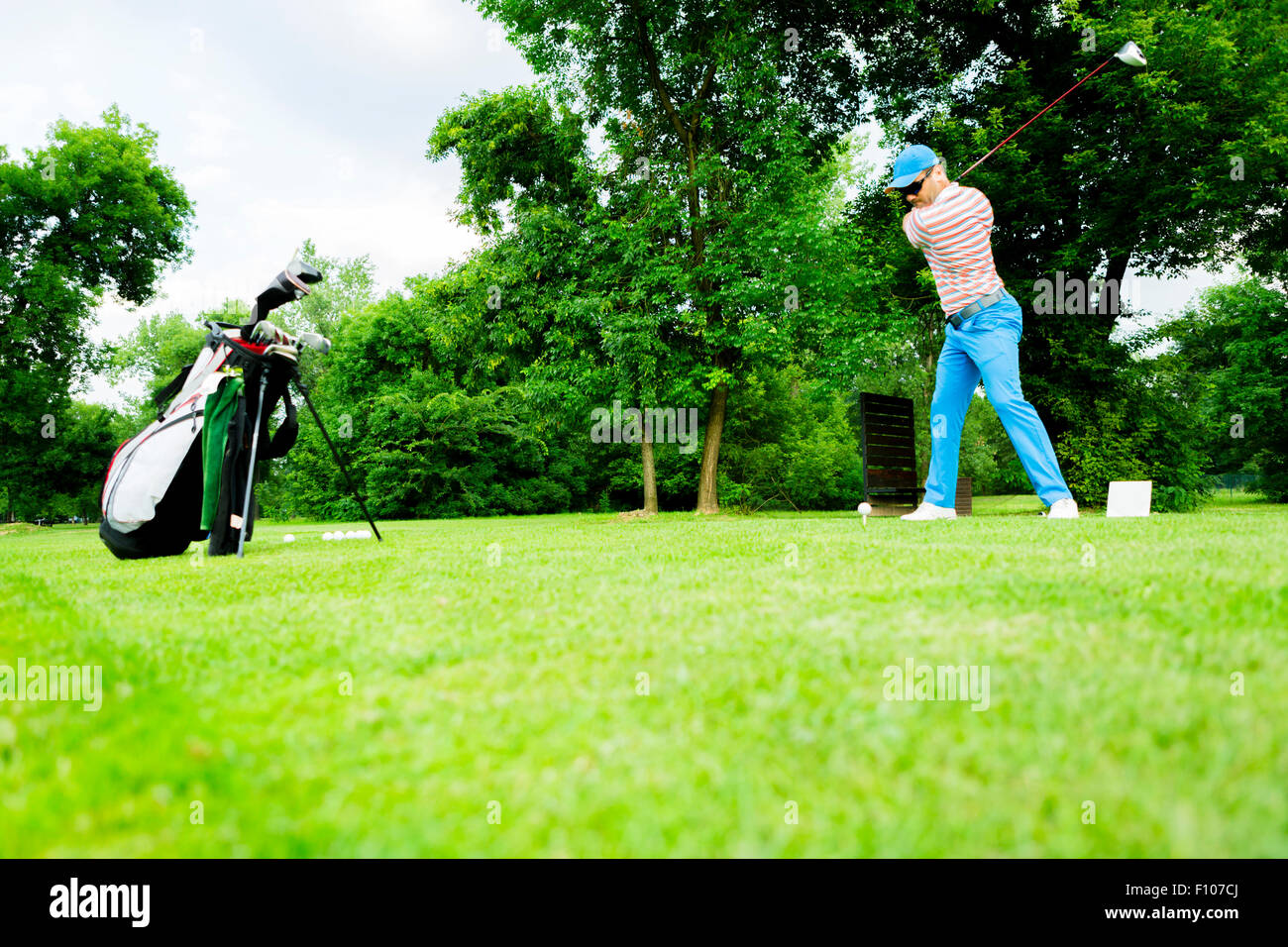 Golfeur vous préparez une première long shot Banque D'Images