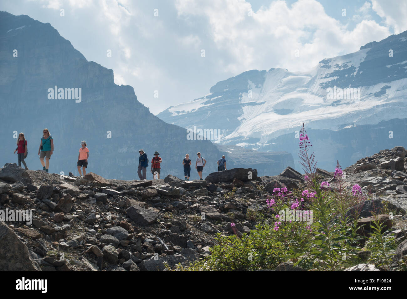 Les promeneurs sur le sentier menant à et du Lac Louise glaciers Banque D'Images