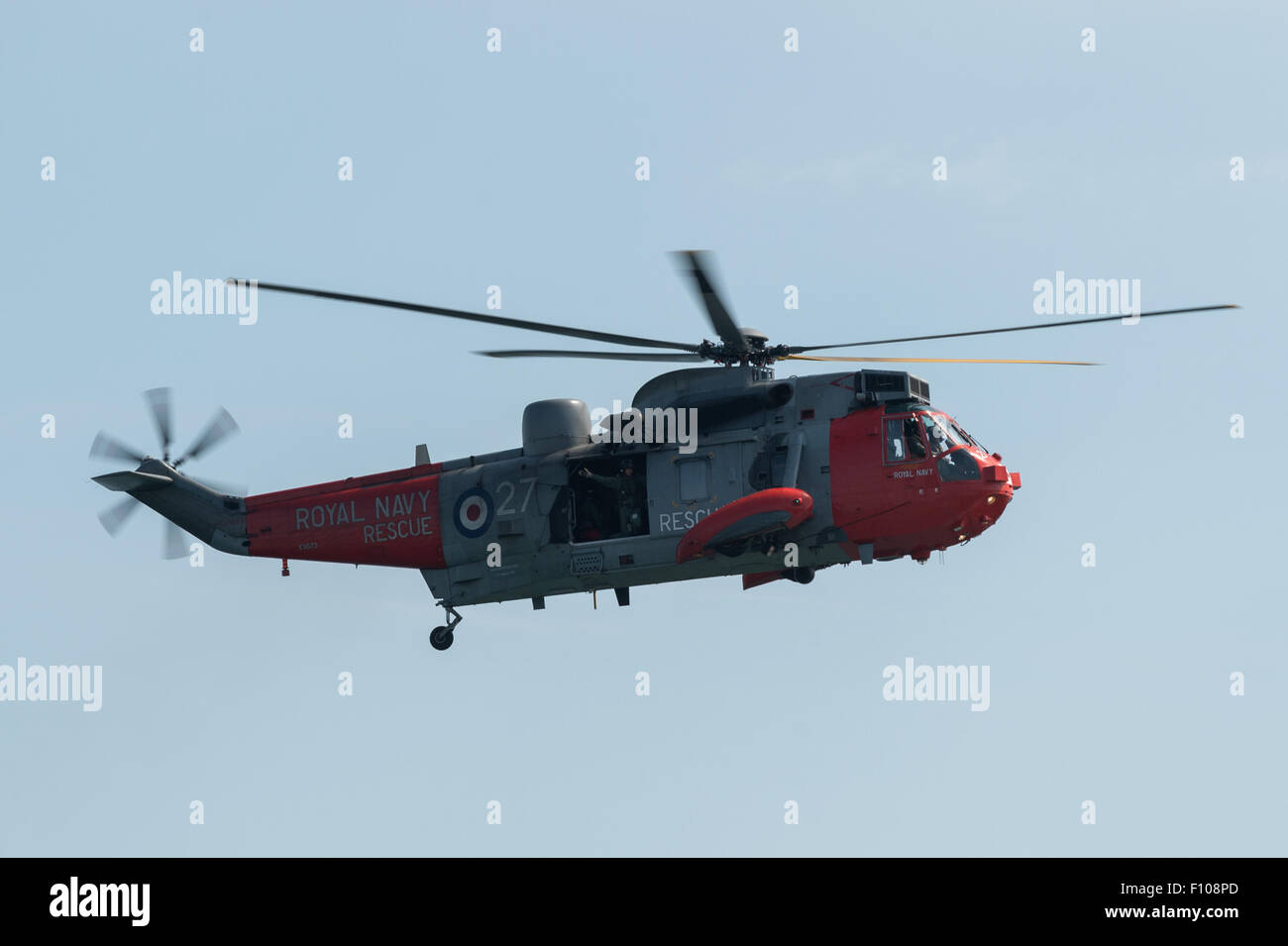 Sea King de la Marine royale de 771 Naval Air Squadron vole à l'Air Show 2015 Dawlish dans sa dernière année de service actif. Banque D'Images