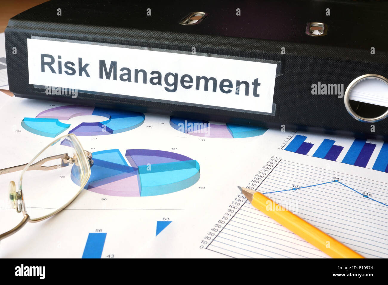 Dossier de fichiers graphiques et de gestion des risques avec l'étiquette. Concept d'entreprise. Banque D'Images