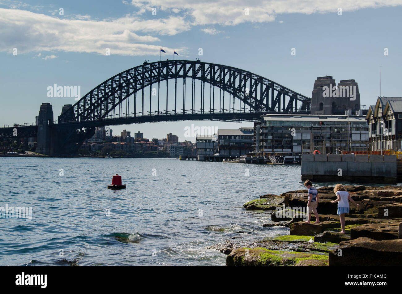 2015 août : les enfants profitent de quelques-uns des 10,000 blocs de grès taillé sur le site et utilisés le long de la bordure d'eau de la réserve de Barangaroo Headland Banque D'Images