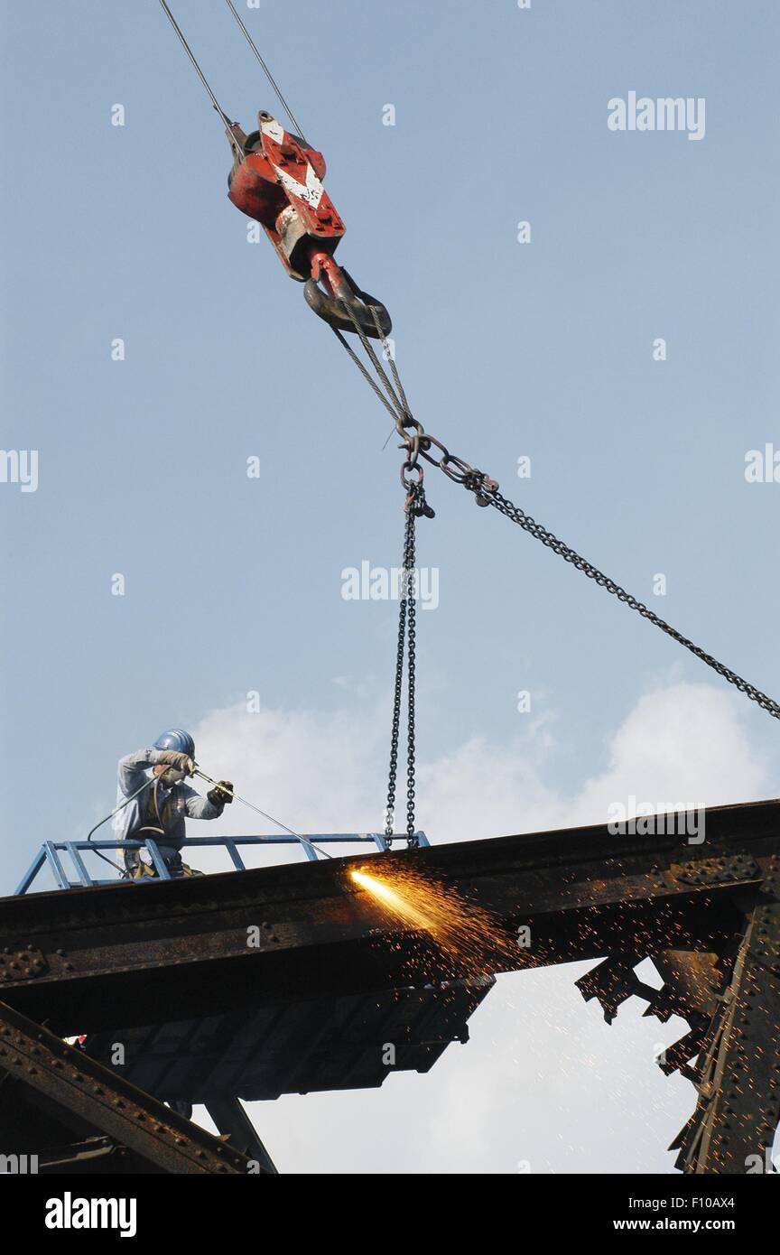 Démolition d'un ancien réseau de chemin de fer pont de fer avec flamme