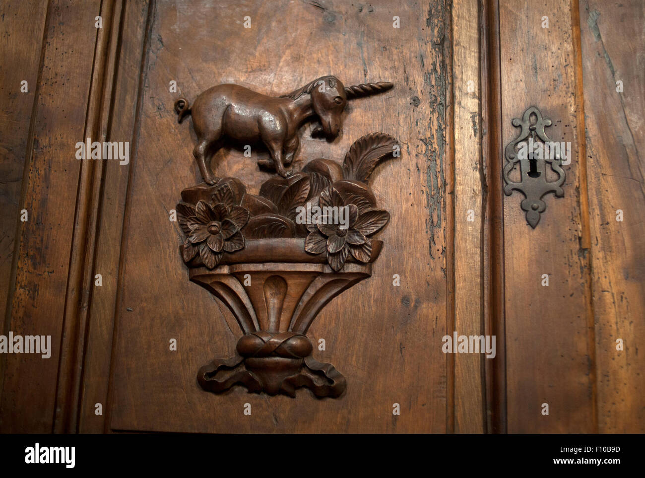 Un mobilier en bois décore unicorn à l'intérieur de l'église San Martin à  Trujillo, Estrémadure, Espagne Photo Stock - Alamy