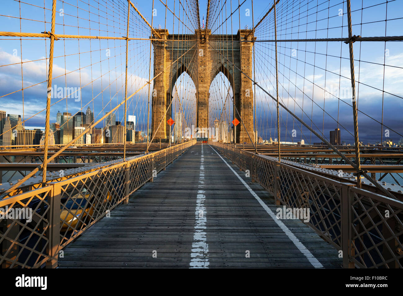 New York City Pont de Brooklyn à Manhattan libre avec des gratte-ciel et sur les toits de la ville sur le fleuve Hudson. Banque D'Images