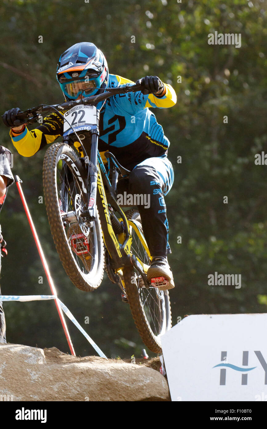 Val di Sole, Italie - 22 août 2015 : la gravité de l'équipe Lapierre République Vergier Loris, en action pendant la descente finale élite mens à l'UCI Coupe du Monde Vtt à Val di Sole, Trento, Italie Banque D'Images
