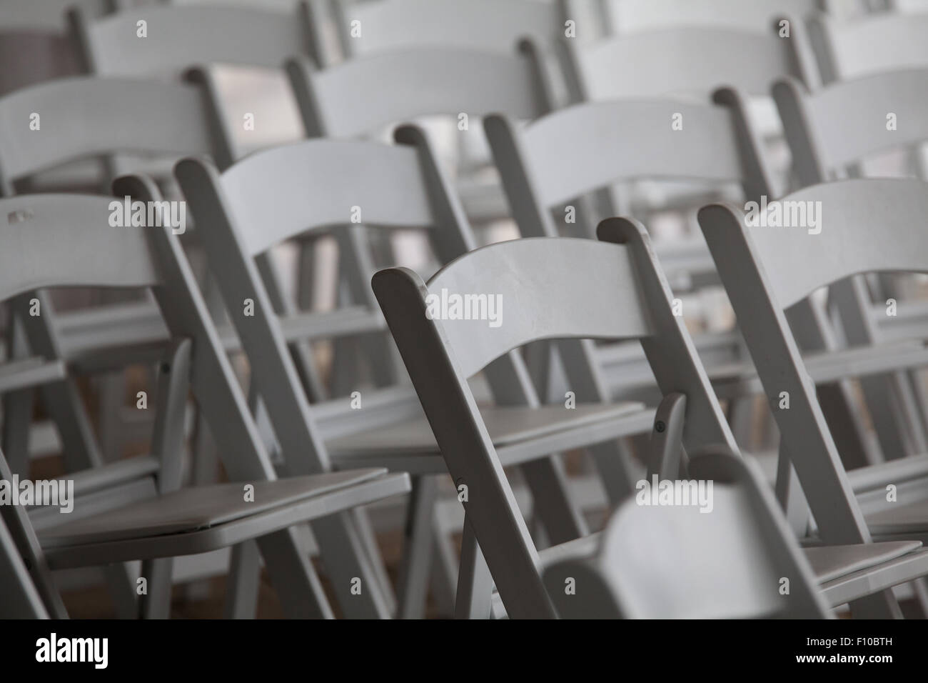 Chaises en bois blanc Banque D'Images