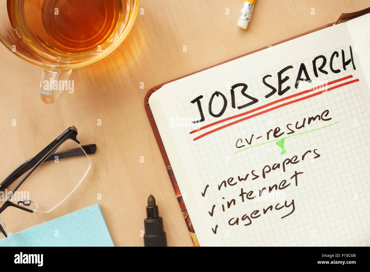 Le bloc-notes avec word job search concept et verres Banque D'Images