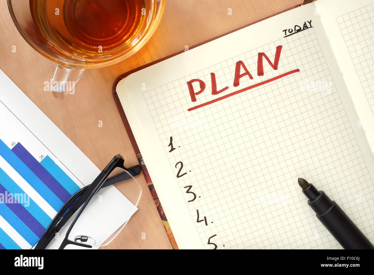 Bloc-notes avec word et verres du concept de plan Banque D'Images