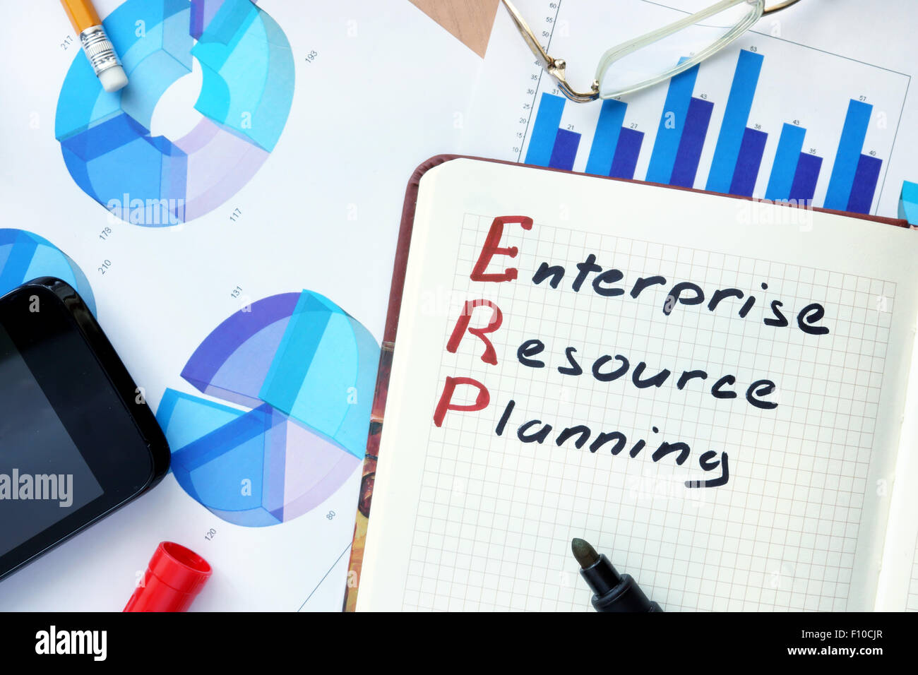 Le bloc-notes avec word ERP enterprise resource planning concept et marqueur. Banque D'Images