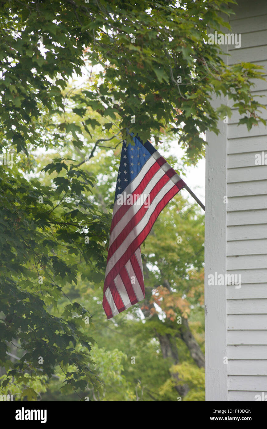 Drapeau américain sur le côté de la maison en bois Banque D'Images