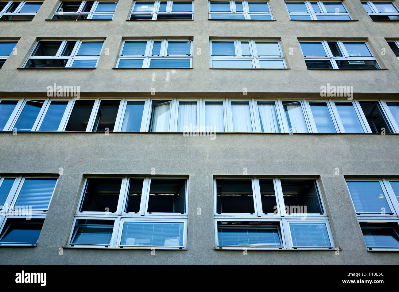 Office building windows Banque D'Images