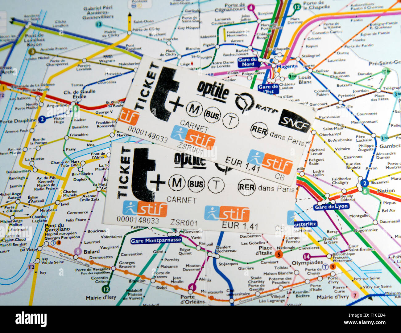 Les tickets de métro et la carte de Paris Banque D'Images