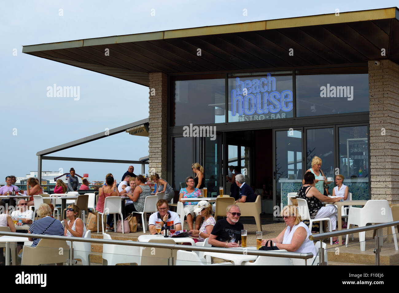 Le Beach House Cafe Bistro et sur la promenade de Blackpool, Lancashire Banque D'Images