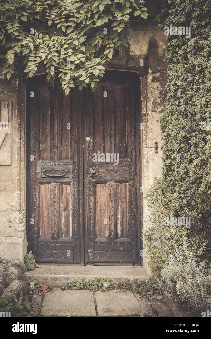 Effet filtre vintage image de vieille porte en bois avec verdure Photo  Stock - Alamy