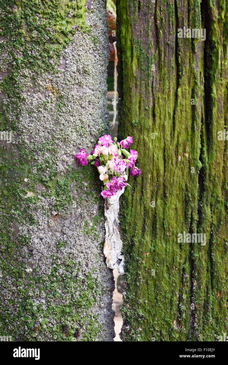 Hommage floral à gauche entre les jambes de North Pier à Blackpool à la mémoire de quelqu'un qui s'était suicidé Banque D'Images