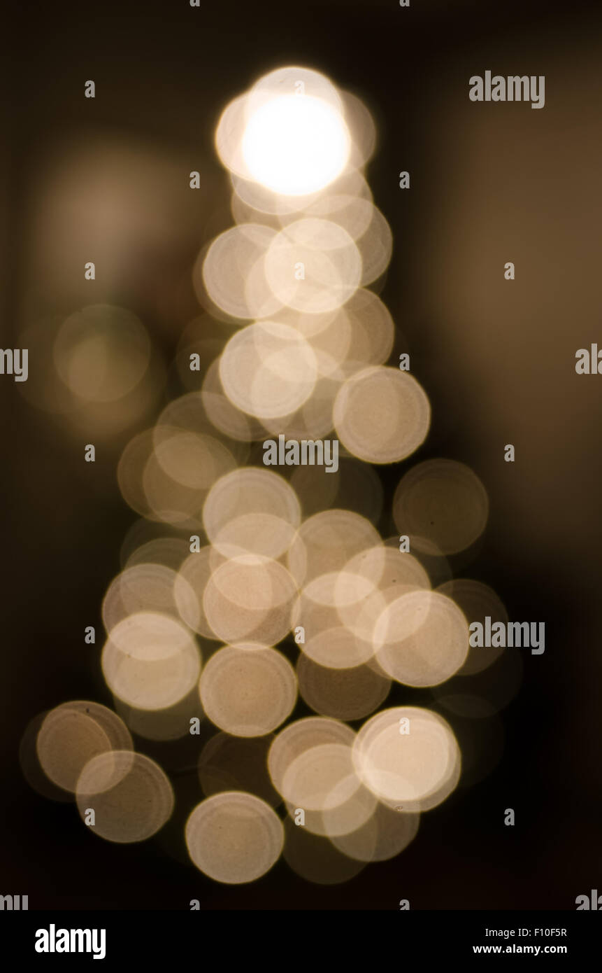 Feux blancs sur un arbre de Noël avec un effet de flou Banque D'Images