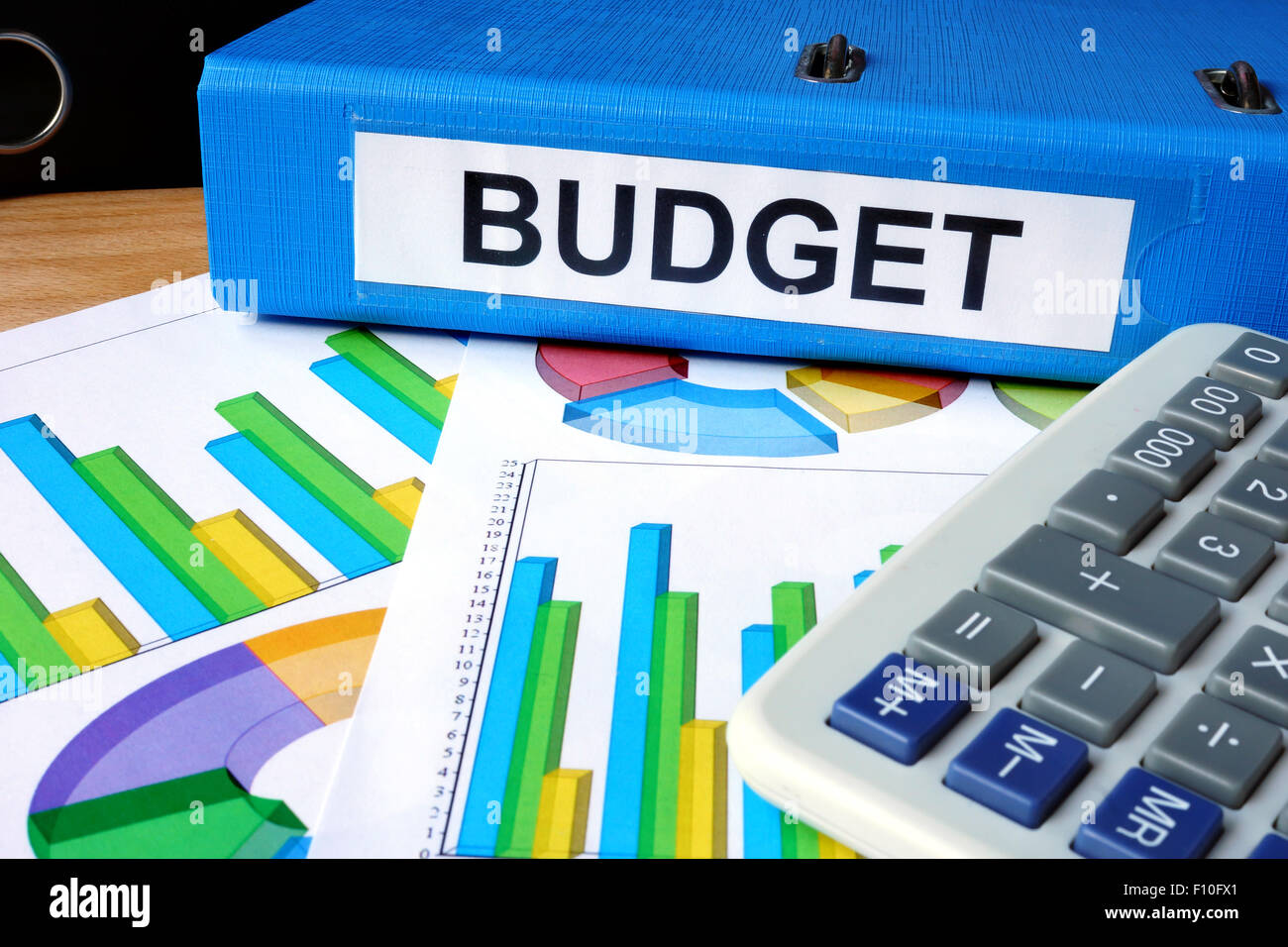 Dossier avec le budget de l'étiquette sur la table office. Banque D'Images