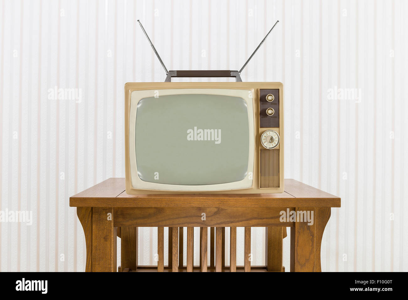 L'ancien téléviseur avec antenne sur table en bois. Banque D'Images