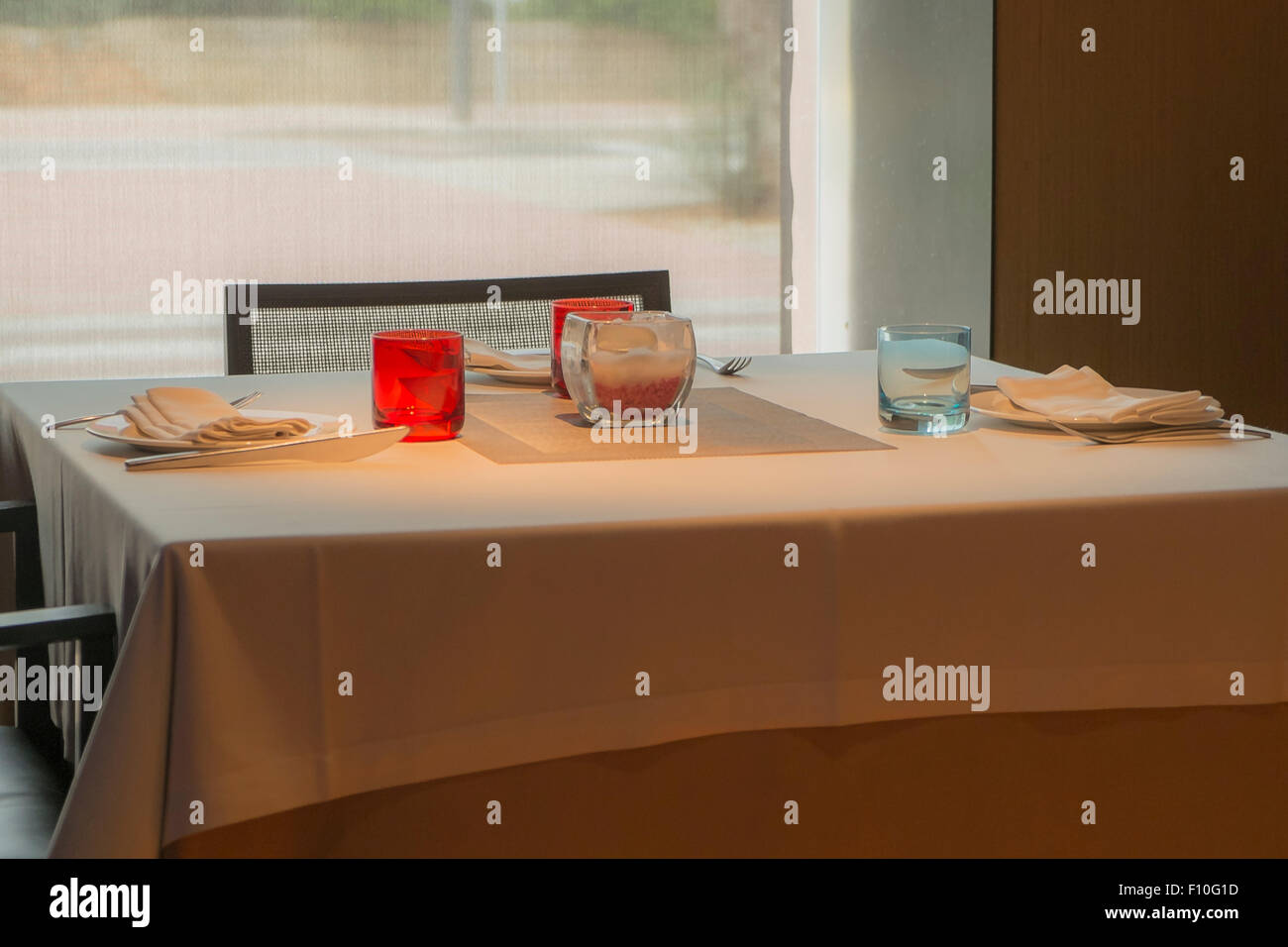 Table romantique pour deux au restaurant Banque D'Images