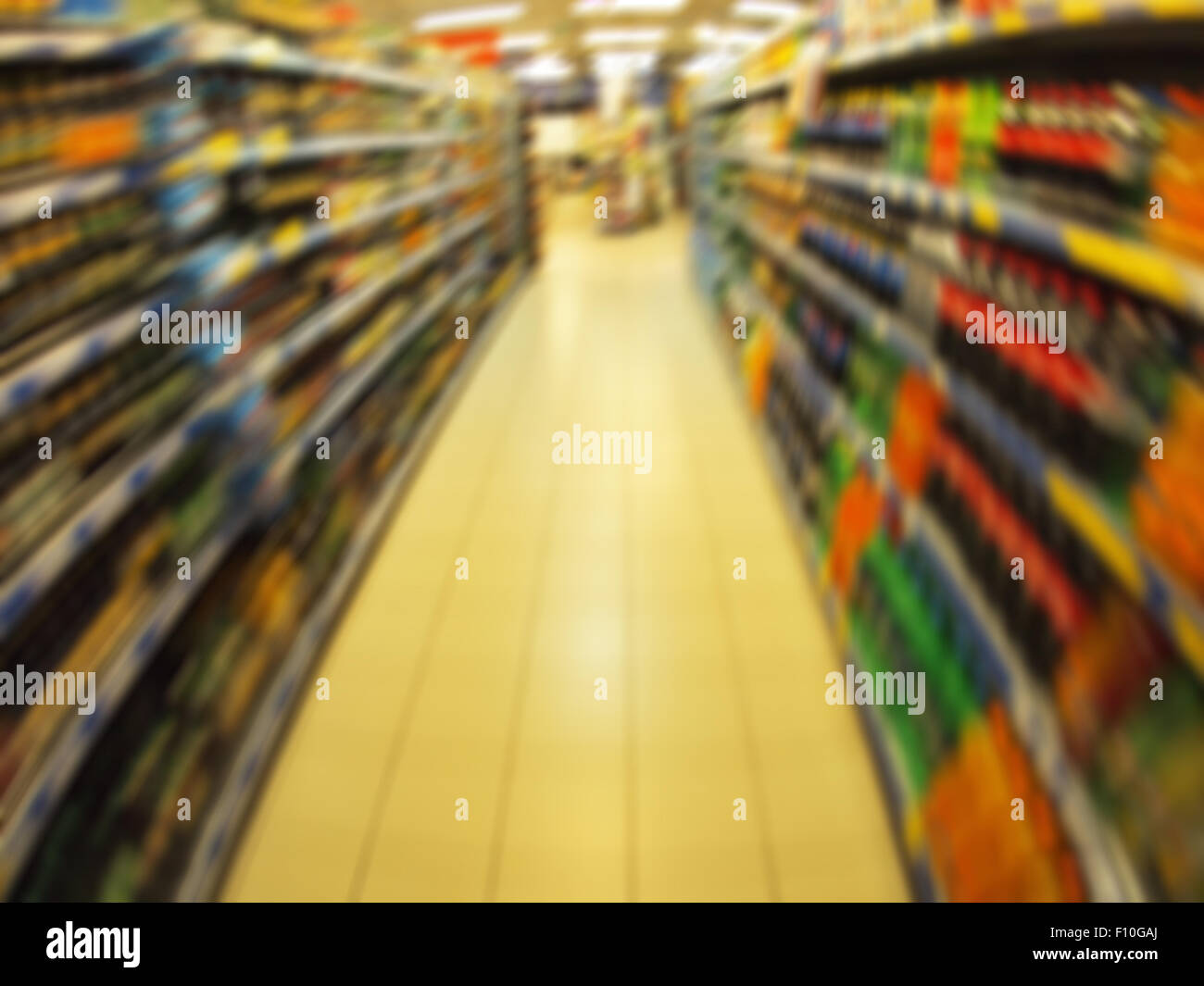 Longue durée de flou artistique avec les sodas et les jus dans un supermarché avec motion blur Banque D'Images