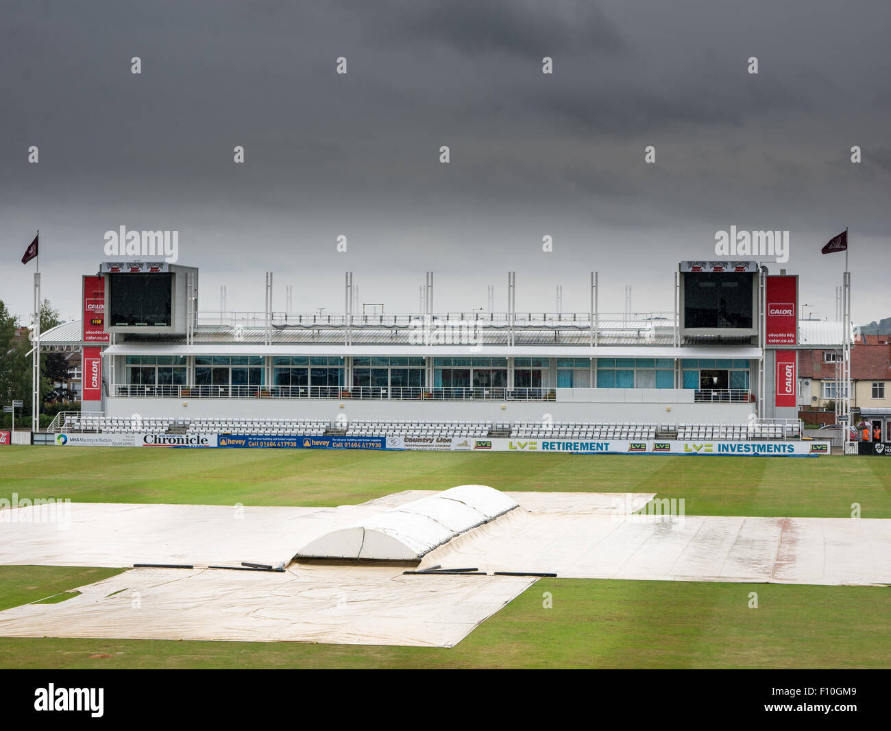 Northampton, Royaume-Uni. Août 24, 2015. La pluie s'arrête de jouer le dernier jour de la match de cricket entre le Northamptonshire et le Leicestershire au County Cricket Ground, Northampton, le lundi 24 septembre 2015 ; en conséquence, le match était un nul même si le Leicestershire étaient dans une position dominante. Credit : miscellany/Alamy Live News Banque D'Images