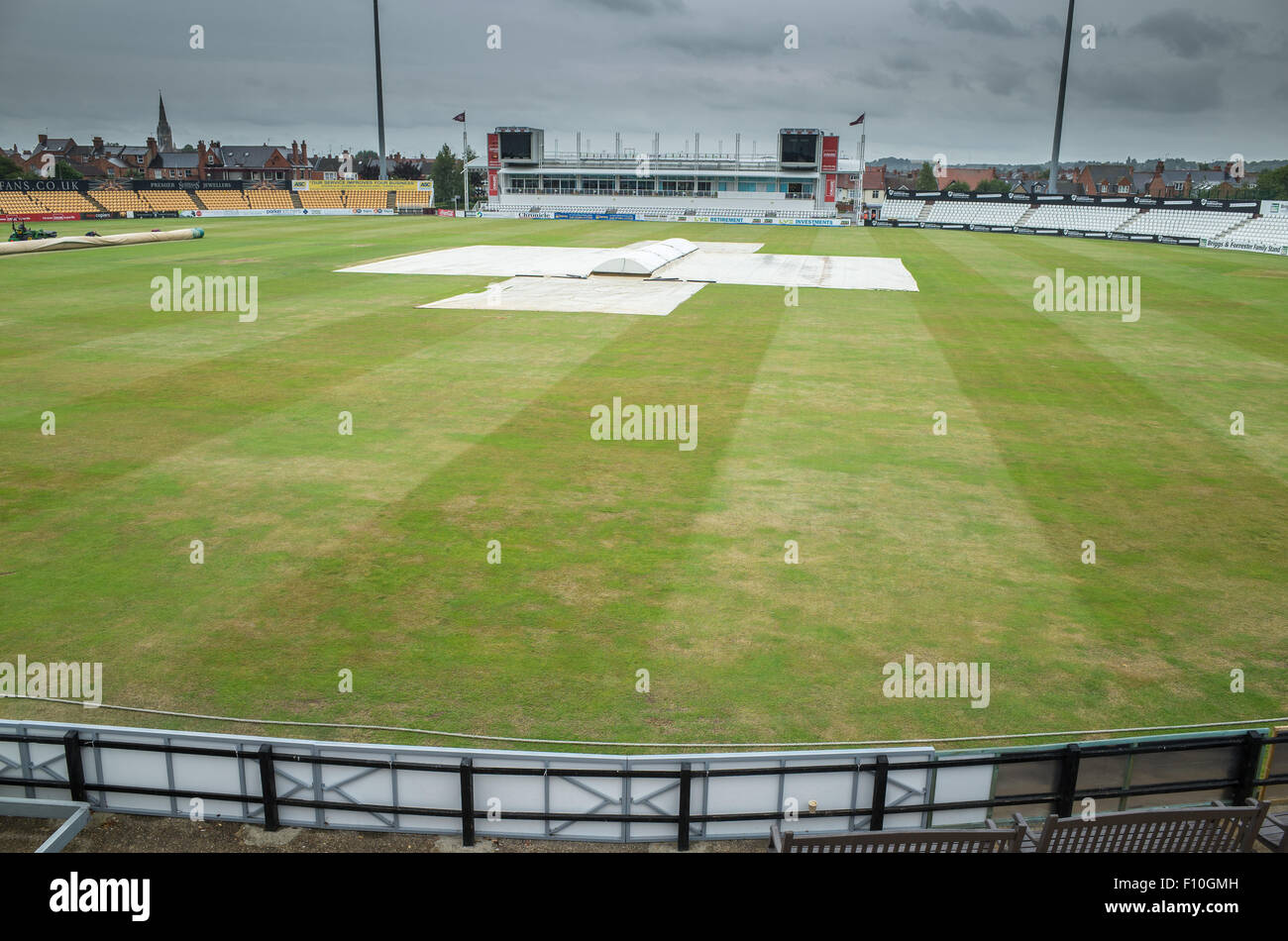 Northampton, Royaume-Uni. Août 24, 2015. La pluie s'arrête de jouer le dernier jour de la match de cricket entre le Northamptonshire et le Leicestershire au County Cricket Ground, Northampton, le lundi 24 septembre 2015 ; en conséquence, le match était un nul même si le Leicestershire étaient dans une position dominante. Credit : miscellany/Alamy Live News Banque D'Images