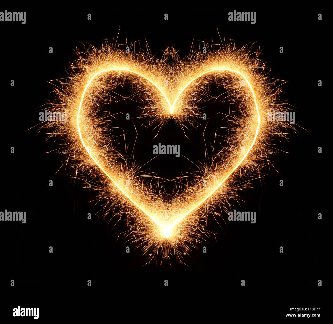L'amour romantique coeur lumineux dessiné avec sparkles isolé sur fond noir Banque D'Images