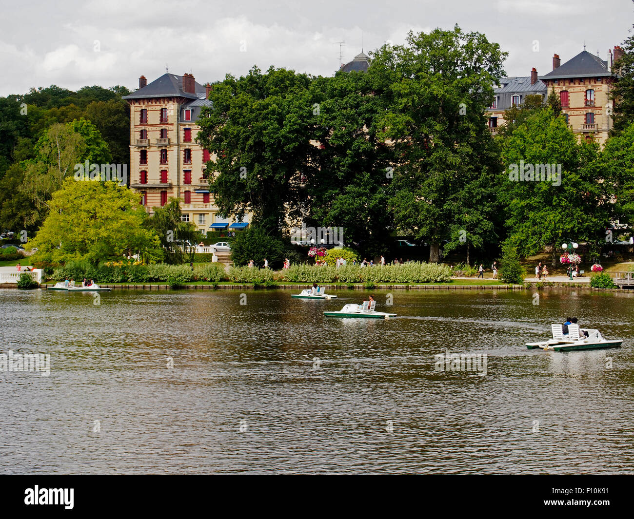 À la recherche de l'autre côté du lac, à l'ancien Grand Hôtel à Bagnoles-de-l'Orne, Normandie, France. Banque D'Images