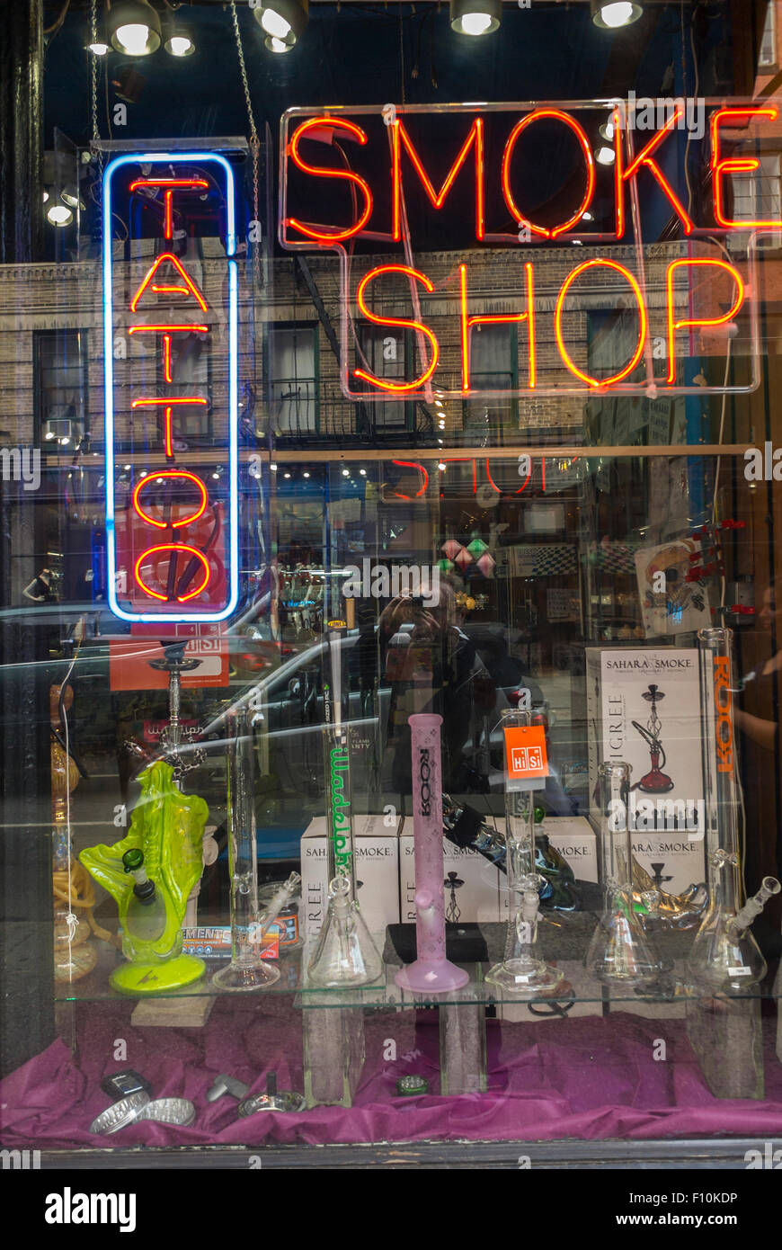 New York City, USA, magasin, Fenêtre Avant Tatouage Local et Smoke Shop, néon, Bleecker Street, Greenwich Village, l'été Banque D'Images