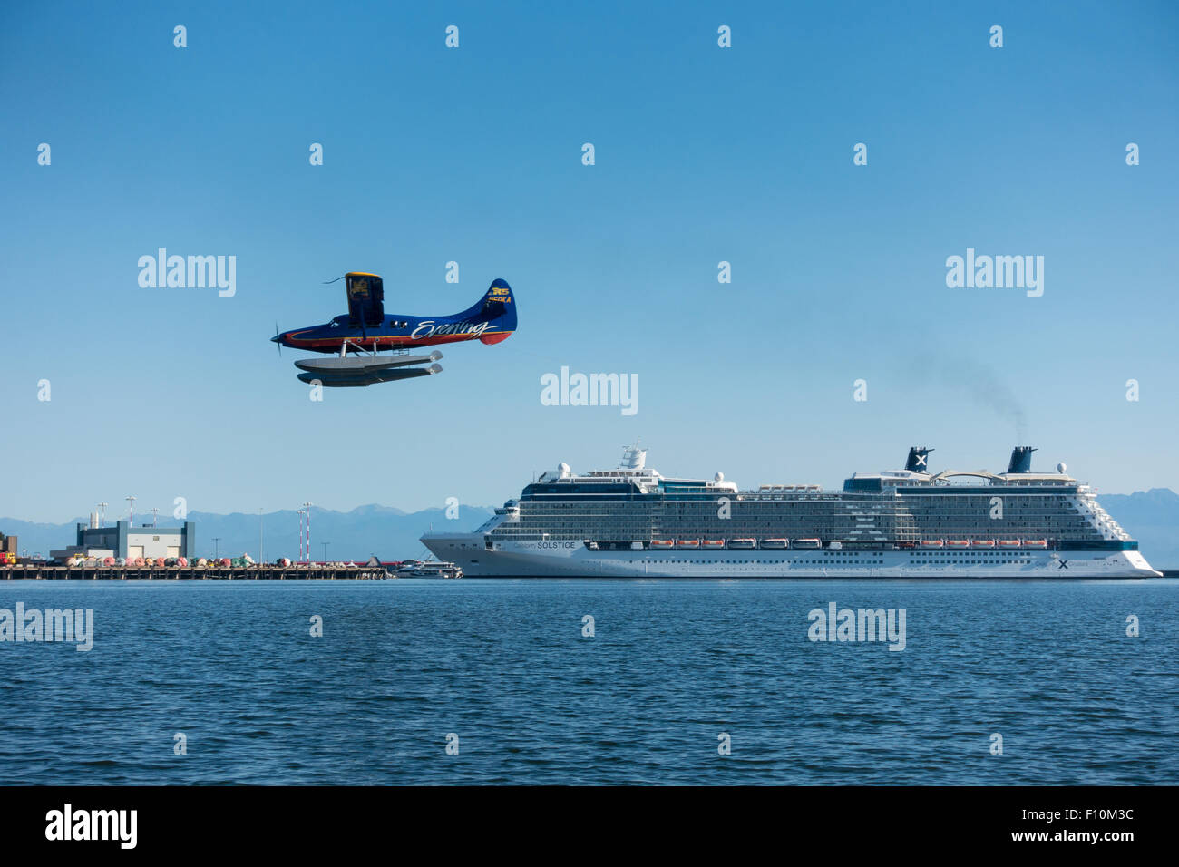 L'atterrissage d'hydravions à proximité d'un bateau de croisière dans le port de Victoria, C.-B. Banque D'Images