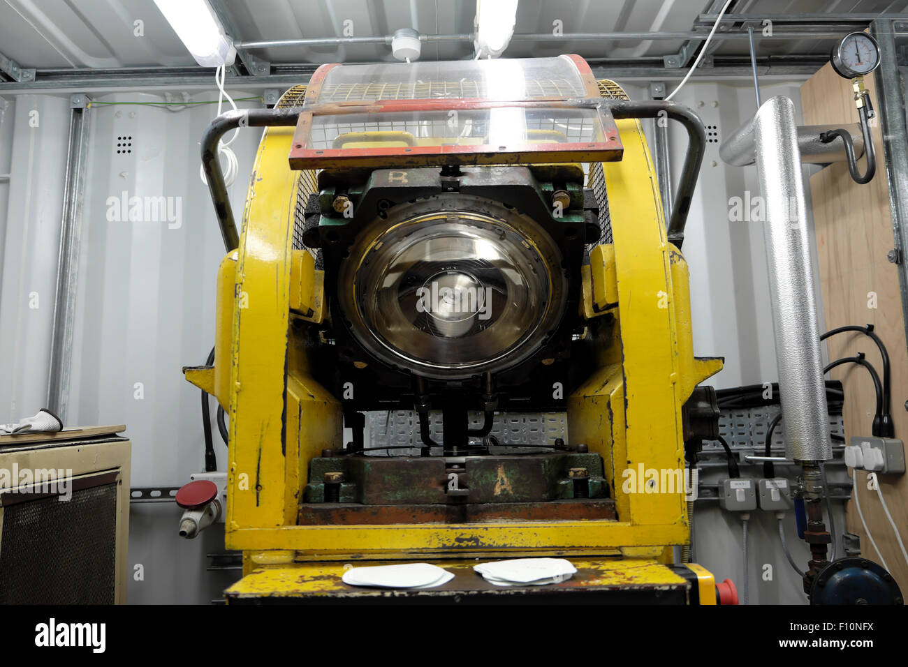 L'enregistrement d'usine de vinyle Press au Barbican Art Center de Londres 2015 UK KATHY DEWITT Banque D'Images
