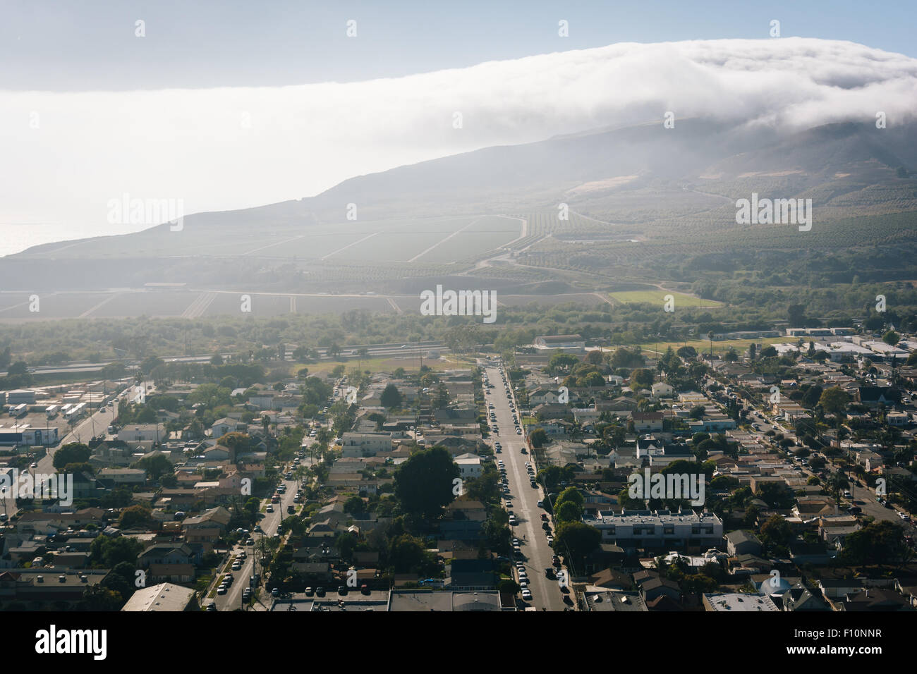 Avis de Ventura et montagnes lointaines de Grant Park, à Ventura, Californie. Banque D'Images