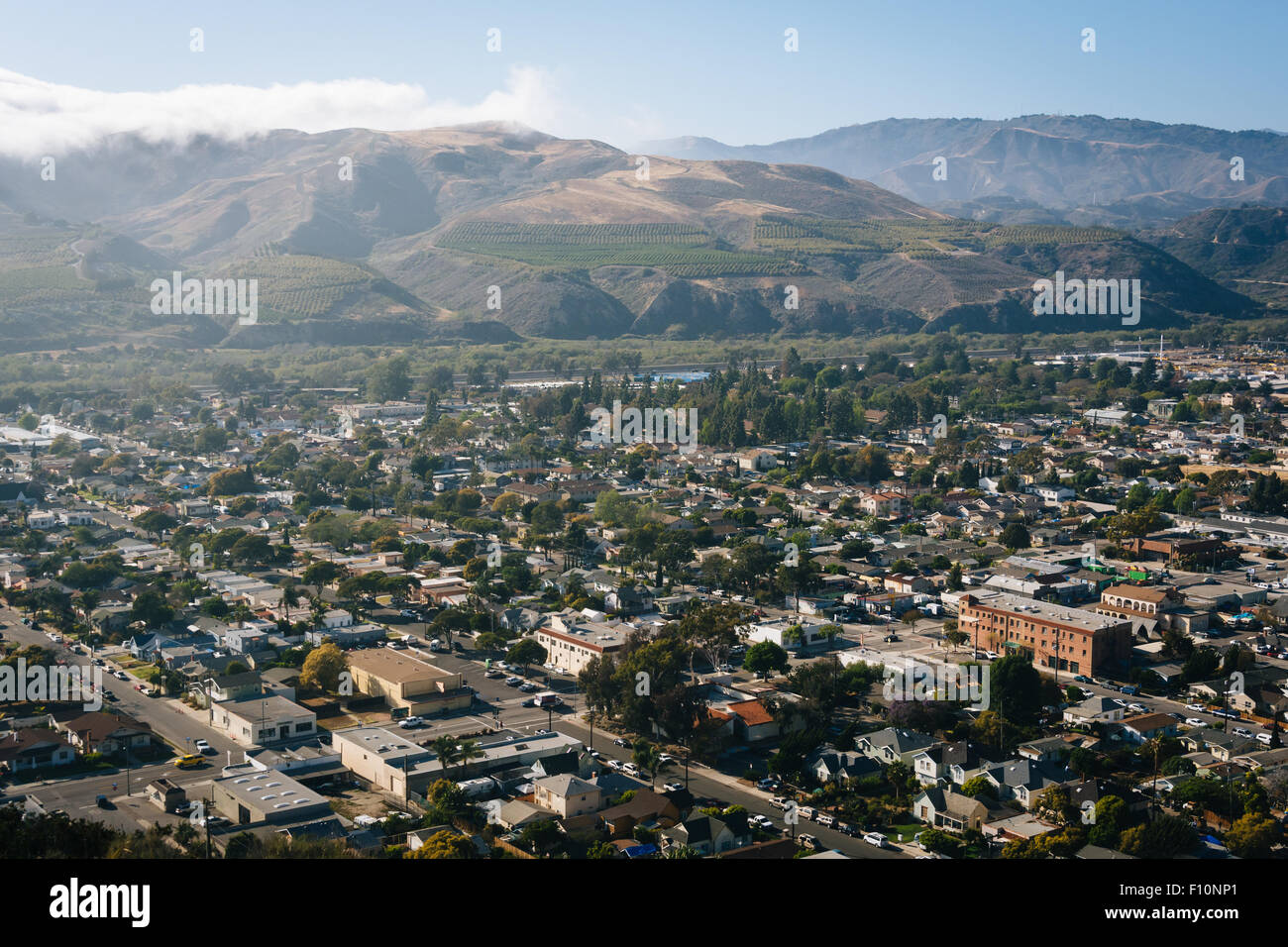 Avis de Ventura et montagnes lointaines de Grant Park, à Ventura, Californie. Banque D'Images