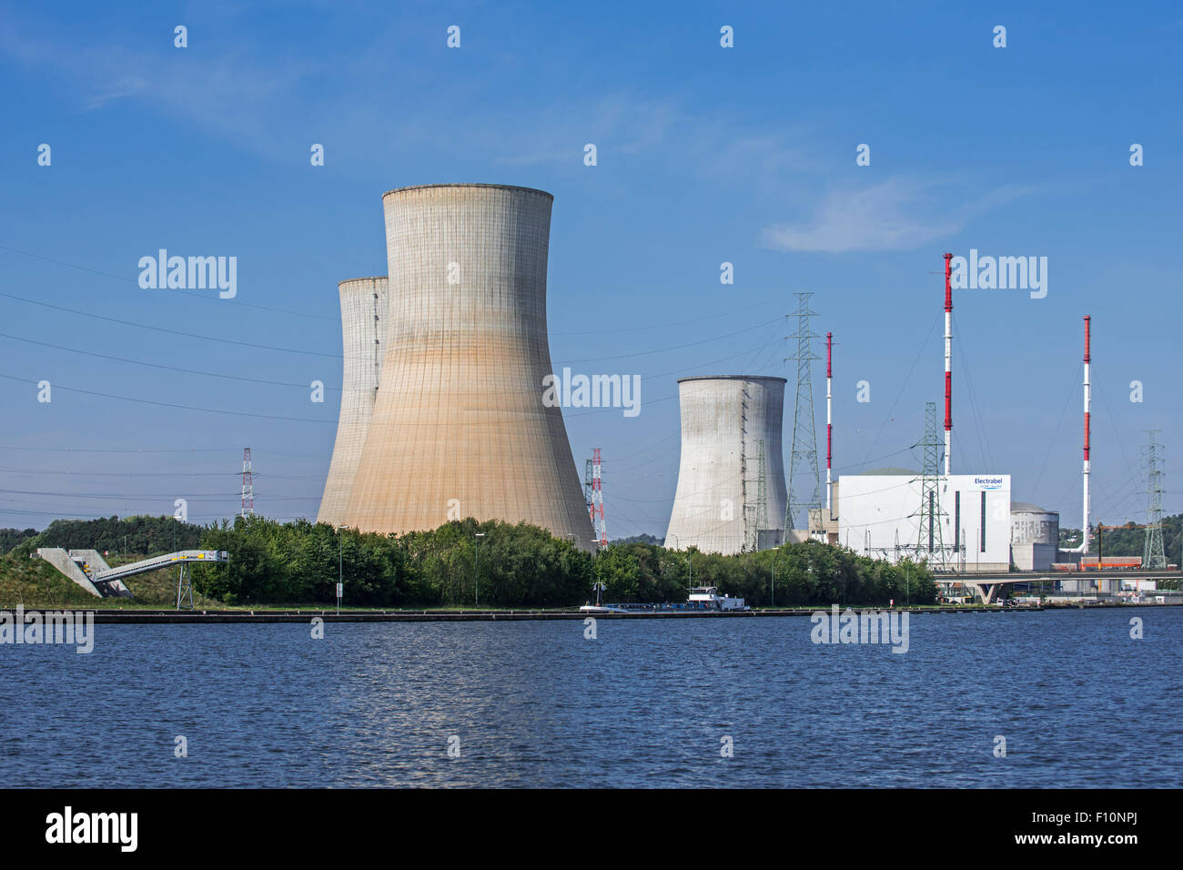 Tours de refroidissement de la centrale nucléaire de Tihange le long de la Meuse à Huy / Hoei, LIÈGE / LUIK, Belgique Banque D'Images Tours de refroidissement de la centrale nucléaire de Tihange le long de la Meuse à Huy / Hoei, LIÈGE / LUIK, Belgique Banque D'Images