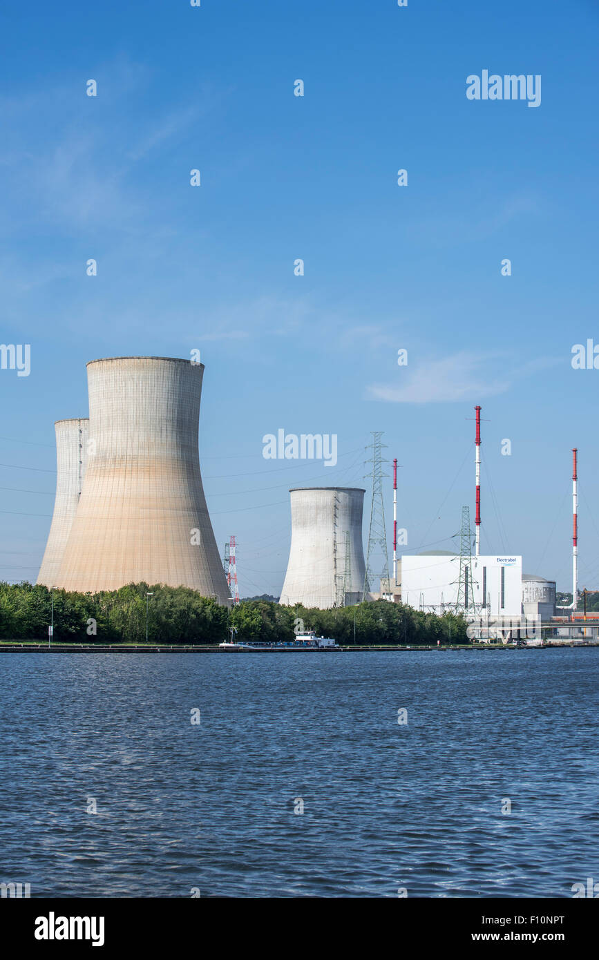 Tours de refroidissement de la centrale nucléaire de Tihange le long de la Meuse à Huy / Hoei, LIÈGE / LUIK, Belgique Banque D'Images Tours de refroidissement de la centrale nucléaire de Tihange le long de la Meuse à Huy / Hoei, LIÈGE / LUIK, Belgique Banque D'Images
