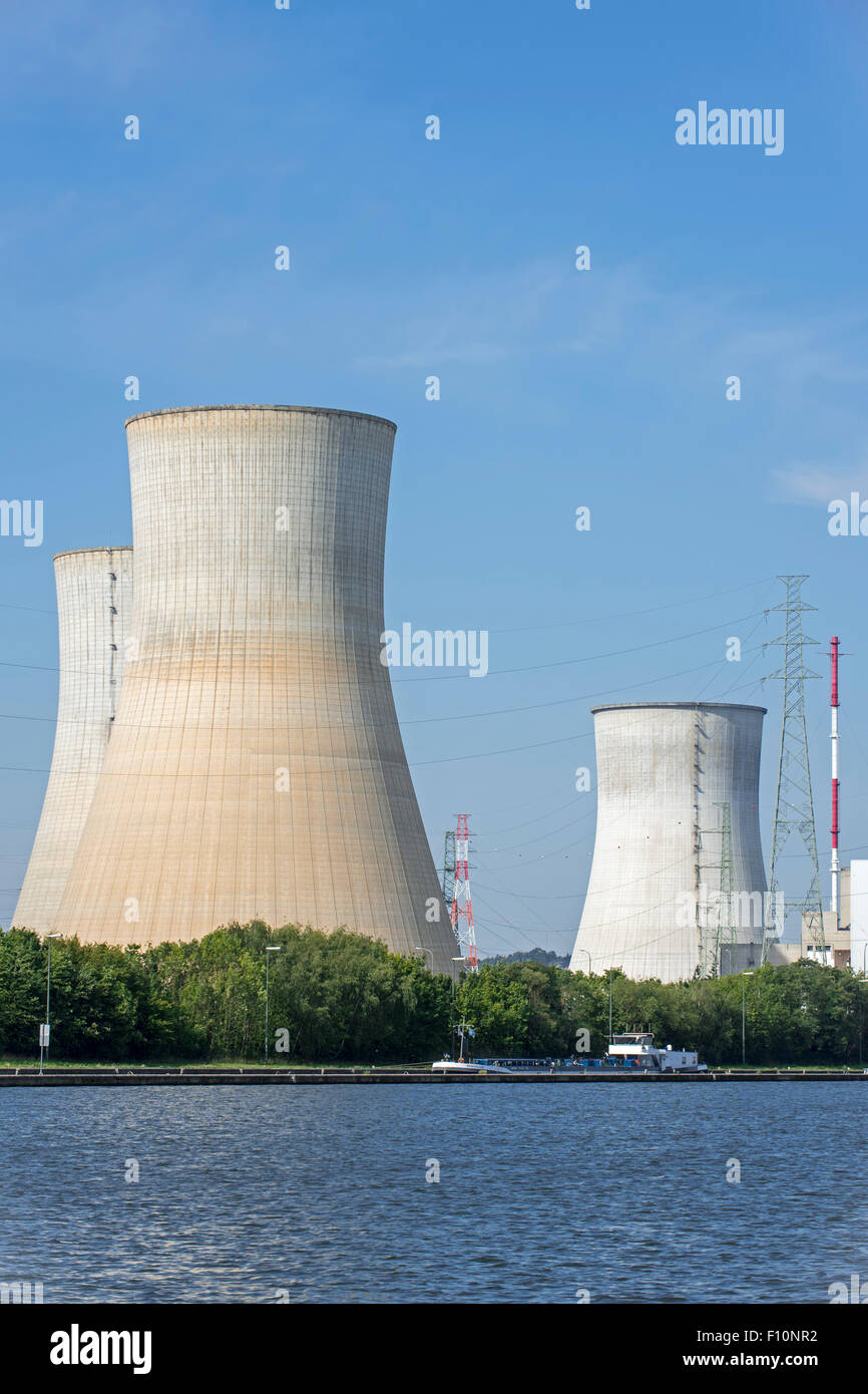 Tours de refroidissement de la centrale nucléaire de Tihange le long de la Meuse à Huy / Hoei, LIÈGE / LUIK, Belgique Banque D'Images Tours de refroidissement de la centrale nucléaire de Tihange le long de la Meuse à Huy / Hoei, LIÈGE / LUIK, Belgique Banque D'Images