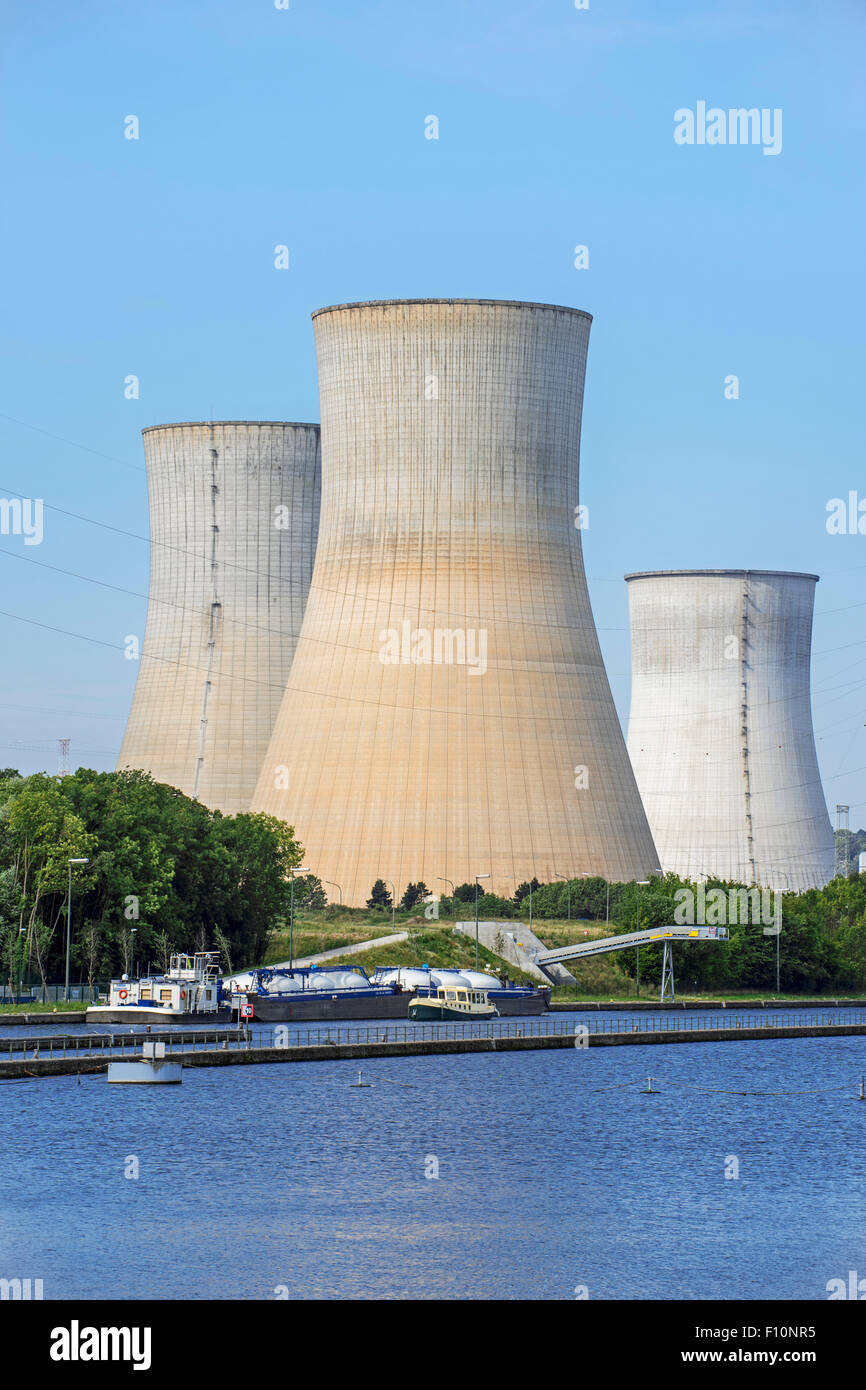 Tours de refroidissement de la centrale nucléaire de Tihange le long de la Meuse à Huy / Hoei, LIÈGE / LUIK, Belgique Banque D'Images Tours de refroidissement de la centrale nucléaire de Tihange le long de la Meuse à Huy / Hoei, LIÈGE / LUIK, Belgique Banque D'Images