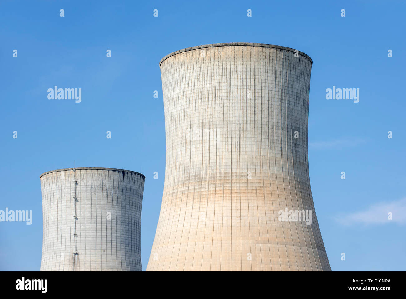 Tours de refroidissement de la centrale nucléaire de Tihange Huy / Hoei, LIÈGE / LUIK, Belgique Banque D'Images Tours de refroidissement de la centrale nucléaire de Tihange Huy / Hoei, LIÈGE / LUIK, Belgique Banque D'Images