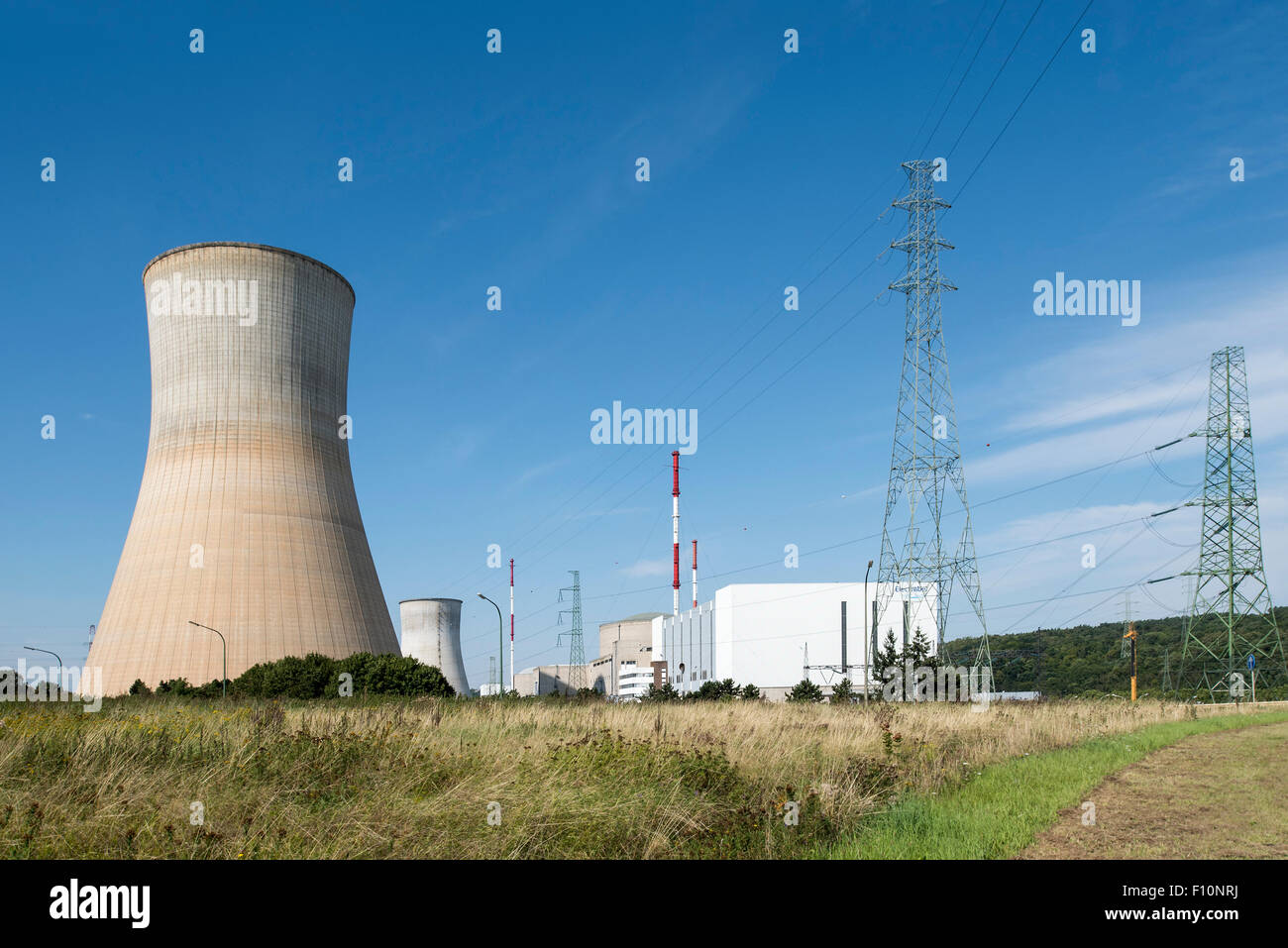 Tours de refroidissement de la centrale nucléaire de Tihange Huy / Hoei, LIÈGE / LUIK, Belgique Banque D'Images Tours de refroidissement de la centrale nucléaire de Tihange Huy / Hoei, LIÈGE / LUIK, Belgique Banque D'Images
