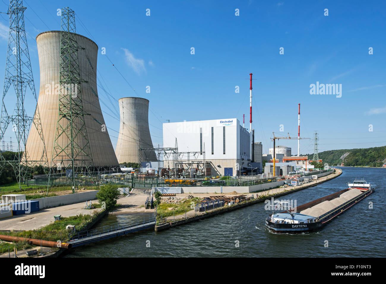 Barge Canal et des tours de refroidissement de la centrale nucléaire de Tihange le long de la Meuse à Huy / Hoei, LIÈGE / LUIK, Belgique Banque D'Images Barge Canal et des tours de refroidissement de la centrale nucléaire de Tihange le long de la Meuse à Huy / Hoei, LIÈGE / LUIK, Belgique Banque D'Images
