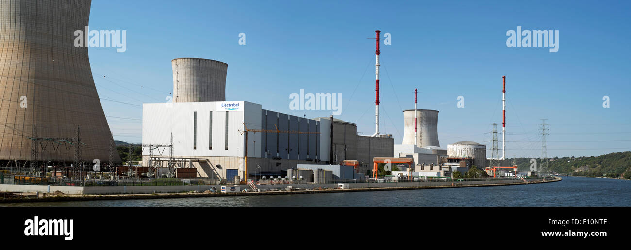 Tours de refroidissement de la centrale nucléaire de Tihange le long de la Meuse à Huy / Hoei, LIÈGE / LUIK, Belgique Banque D'Images Tours de refroidissement de la centrale nucléaire de Tihange le long de la Meuse à Huy / Hoei, LIÈGE / LUIK, Belgique Banque D'Images