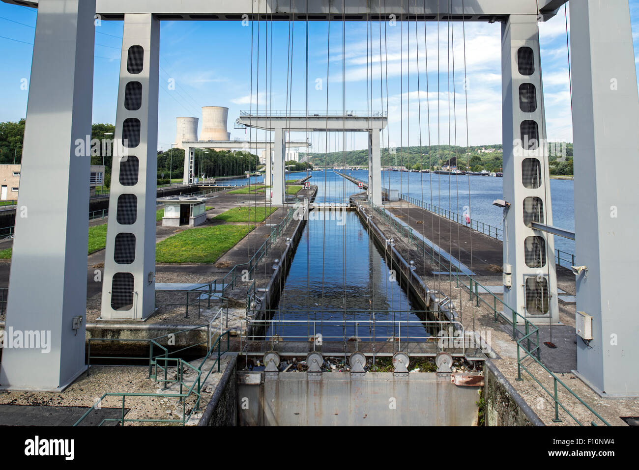 Vanne fermée à l'écluse de Tihange, verrou sur la Meuse à Huy / Hoei, LIÈGE / LUIK, Belgique Banque D'Images