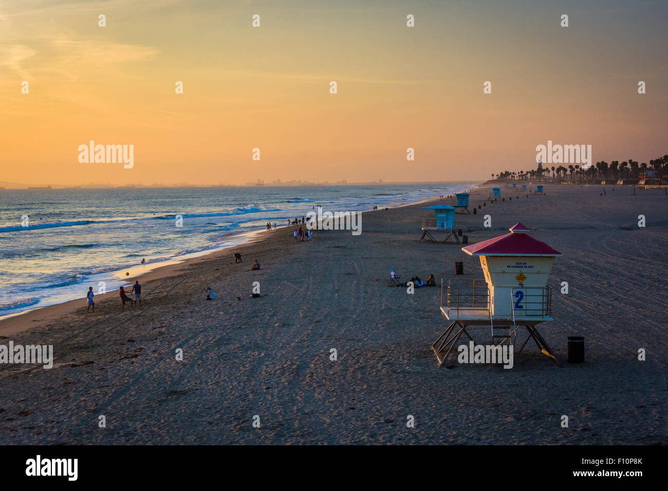 De secours sur la plage au coucher du soleil, à Huntington Beach, en Californie. Banque D'Images