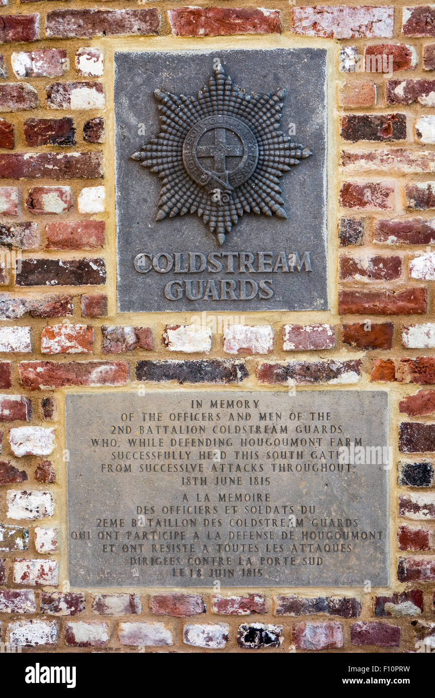 Plaque commémorative à l'Coldstream Guards à la porte sud du Château de 30 ans, ferme de la bataille de Waterloo 1815 Banque D'Images