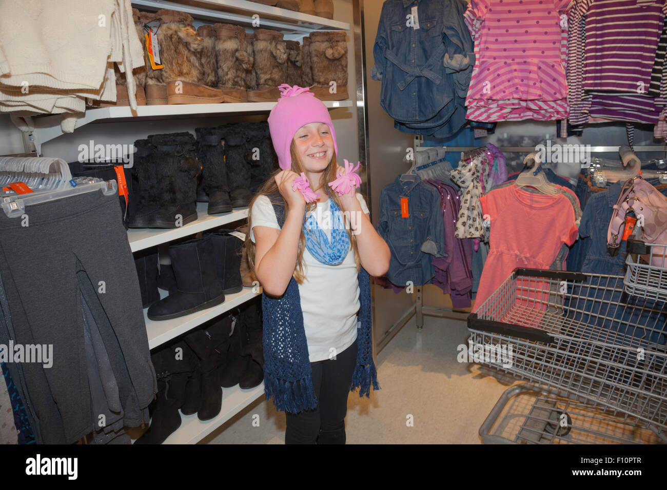 Girl (âge 9 ans) pose avec toque norvégien dans un magasin Banque D'Images