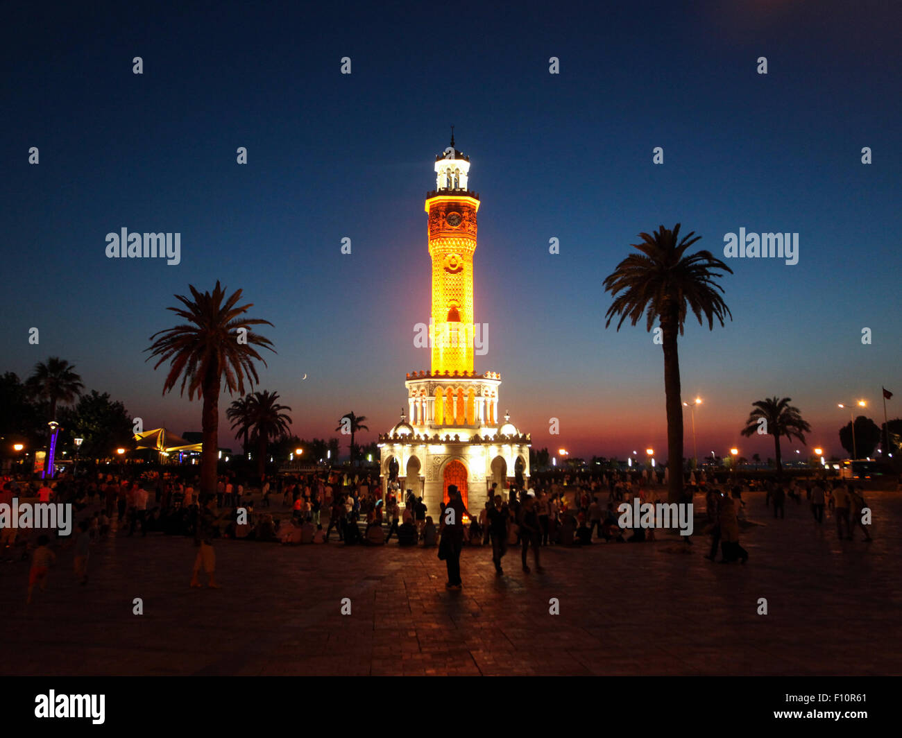 Les gens autour de Saat Kulesi ou tour de l'horloge à Izmir, Turquie Banque D'Images